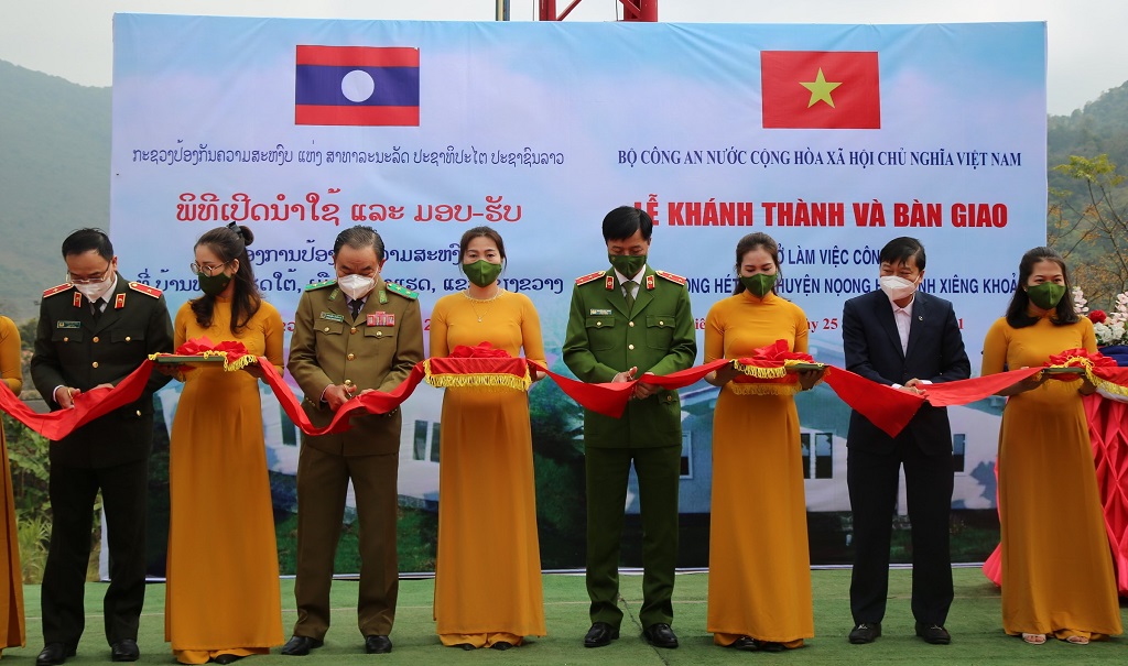 Các đại biểu cắt băng khánh thành trụ sở Công an bản Nọong Hét Tạy, huyện Xiêng Khoảng, Lào