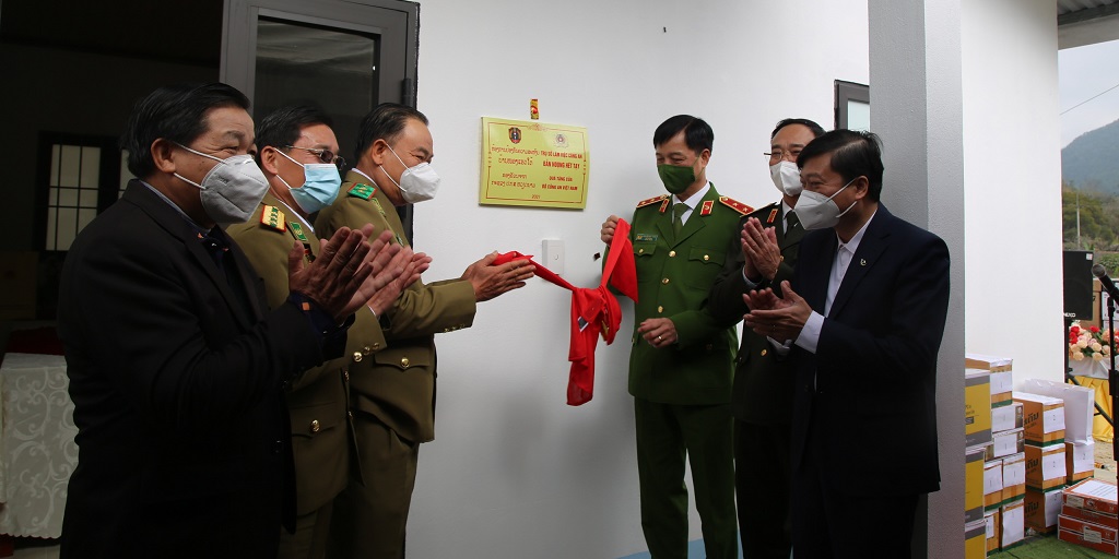 Các đại biểu gỡ băng gắn biển công trình trụ sở Công an bản Nọong Hét Tạy
