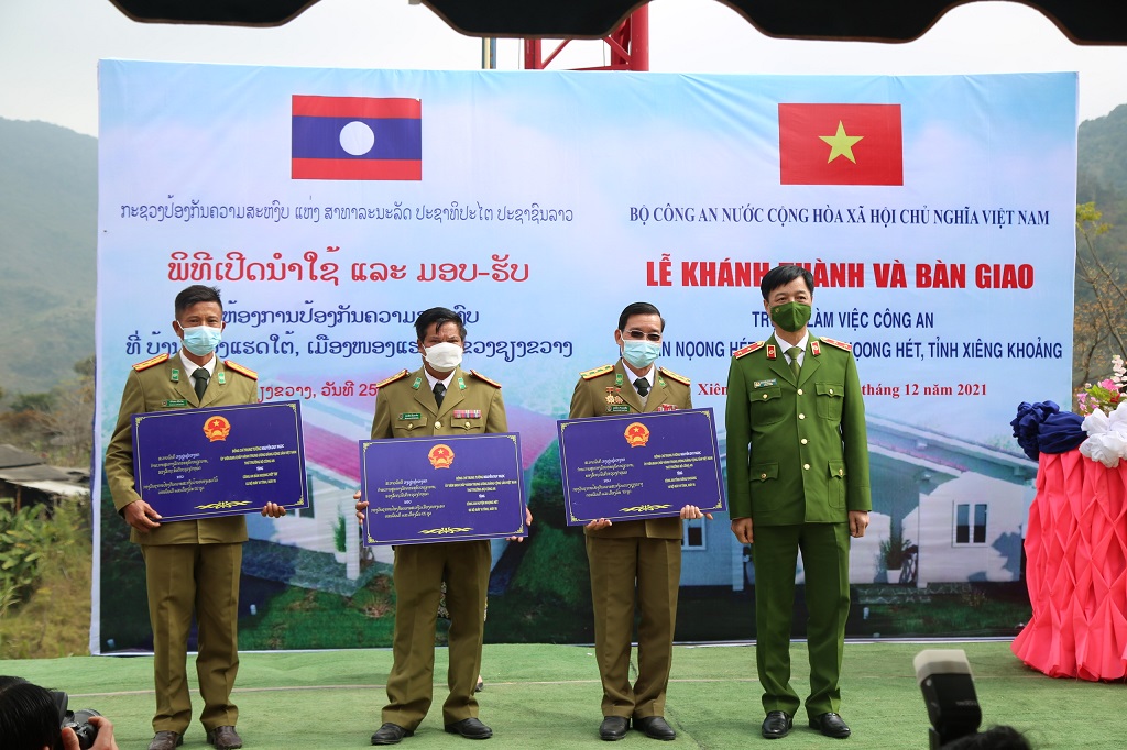 Thứ trưởng nguyễn duy ngọc trao biểu trưng tặng 17 bộ máy vi tính cho Bộ Công an Lào