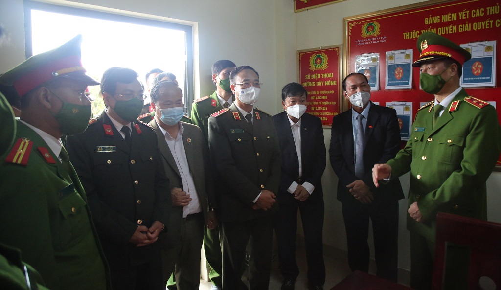 Trung tướng Nguyễn Duy Ngọc, Thứ trường Bộ Công an giao nhiệm vụ cho Công an xã Nậm Cắn, huyện Kỳ Sơn