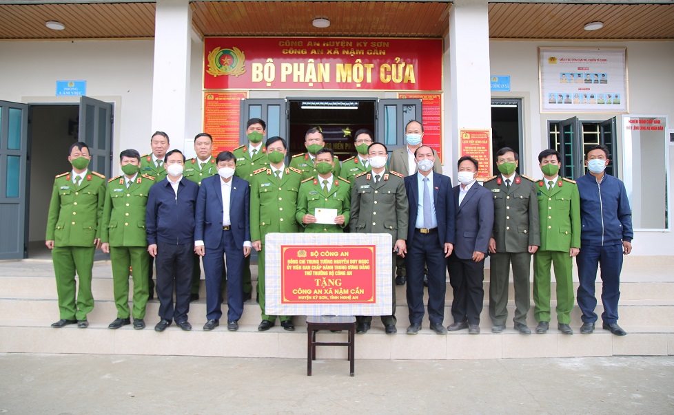 Trung tướng Nguyễn Duy Ngọc, Thứ trưởng Bộ Công an và Đoàn công tác chụp ảnh lưu niệm với Công an xã Nậm Cắn, huyện Kỳ Sơn