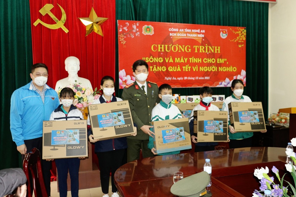 Đoàn Thanh niên Công an tỉnh trao tặng máy vi tính cho các học sinh