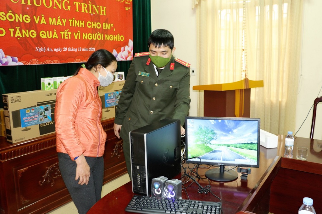 Đoàn viên Công an tỉnh hướng dẫn phụ huynh lắp đặt máy vi tính