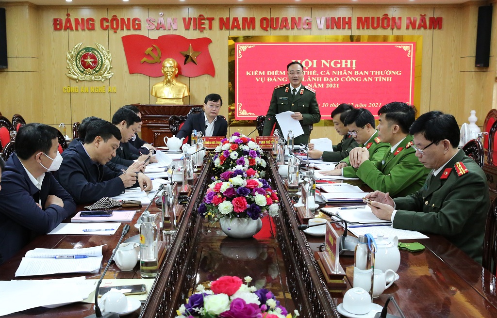 Đồng chí thiếu tướng Phạm Thế Tùng, Ủy viên Ban Thường vụ Tỉnh ủy, Bí thư Đảng ủy, Giám đốc Công an tỉnh nêu bật những kết quả đạt được của Đảng ủy Công an tỉnh năm 2021