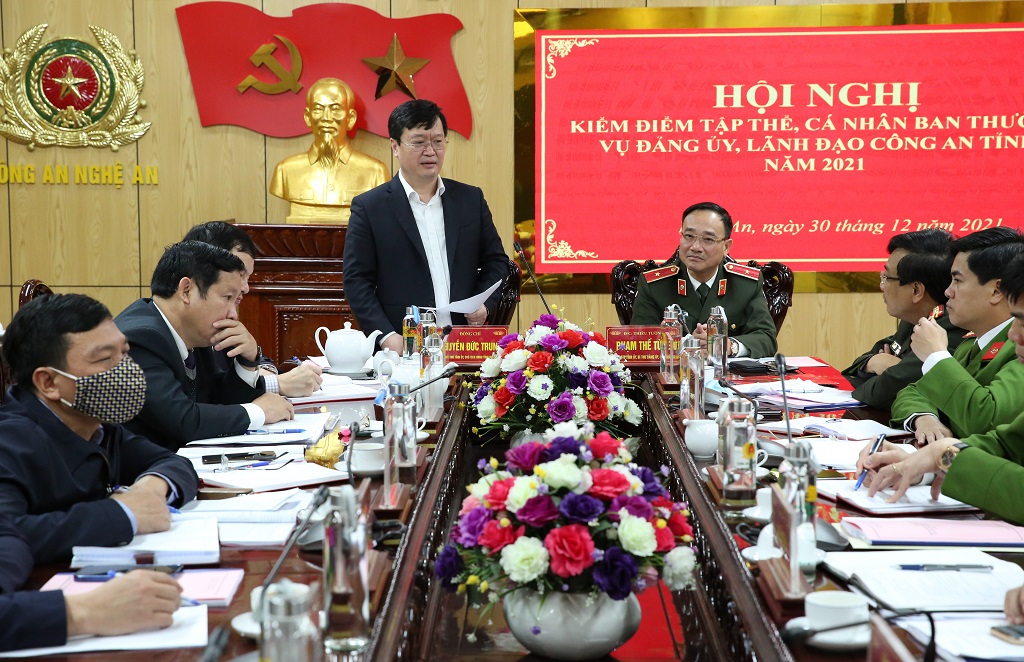 Đồng chí Nguyễn Đức Trung, Phó Bí thư Tỉnh ủy, Chủ tịch UBND tỉnh Nghệ An đánh giá, ghi nhận những kết quả đạt được của Công an tỉnh