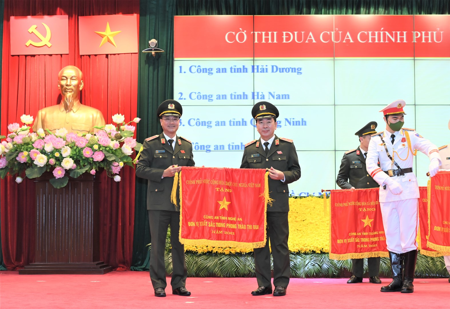 Công an tỉnh Nghệ An nhận danh hiệu  Đơn vị xuất sắc trong phong trào thi đua năm 2021  do Chính phủ nước Cộng hoà xã hội chủ nghĩa Việt Nam tặng