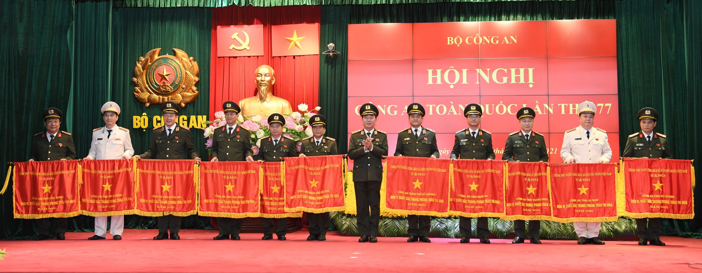 Công an các đơn vị, địa phương nhận Cờ thi đua của Chính phủ