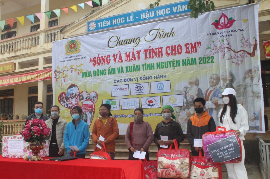 Trao tặng điện thoại thông minh cho học sinh nghèo vượt khó