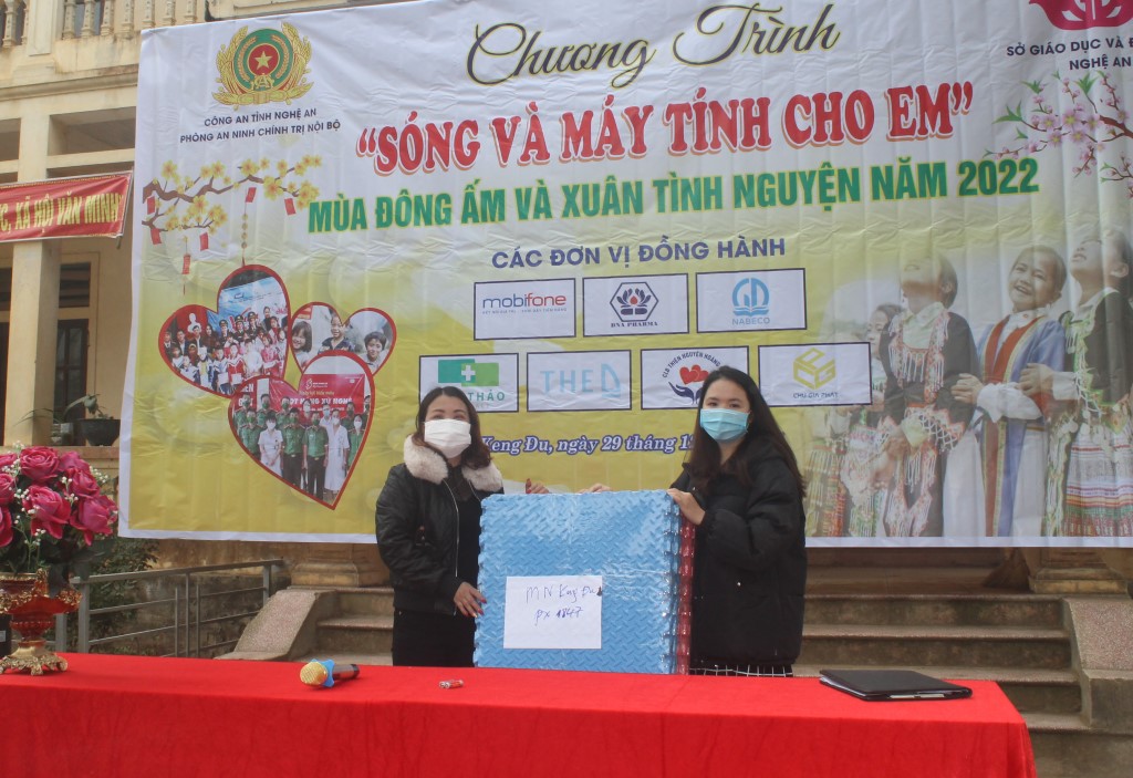 Các nhà tài trợ tặng quà cho hộ nghèo trên địa bàn