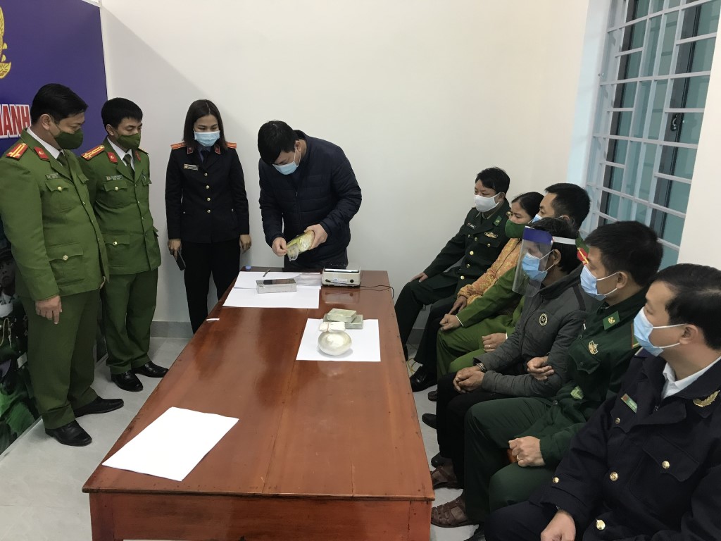 Lực lượng chức năng tiến hành mở niêm phong số ma túy thu giữ
