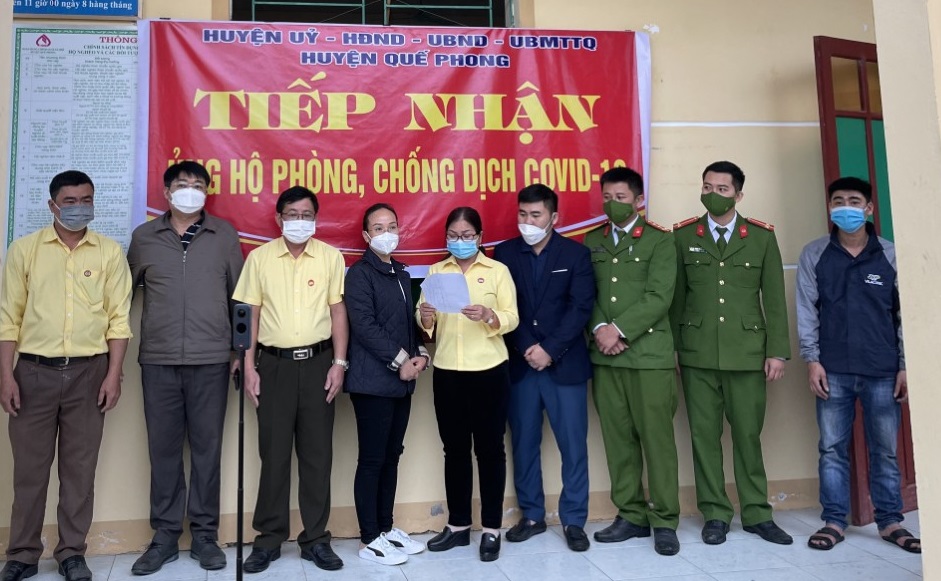 Trao tặng 05 tấn gạo cho Mặt trận Tổ quốc huyện để phân phối, trao tặng cho các khu cách ly và các hộ dân có hoàn cảnh đặc biệt khó khăn trên địa bàn