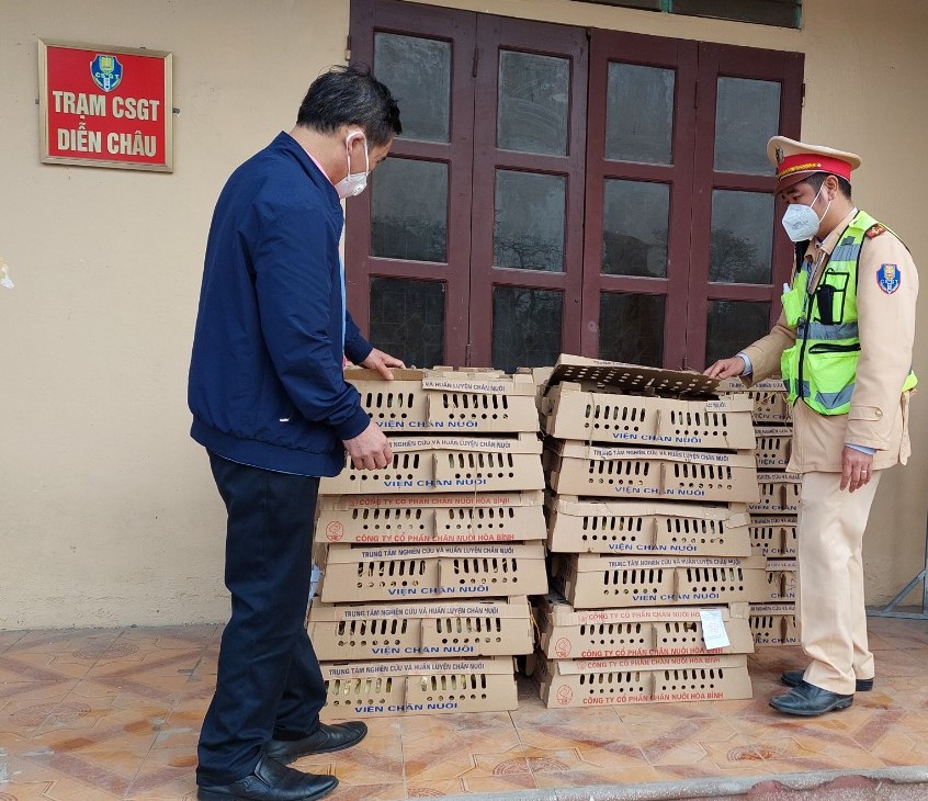 Cơ quan chức năng kiểm tra 2.400 con gà, vịt không có giấy tờ kiểm dịch phát hiện ô tô khách 15B - 001.93 