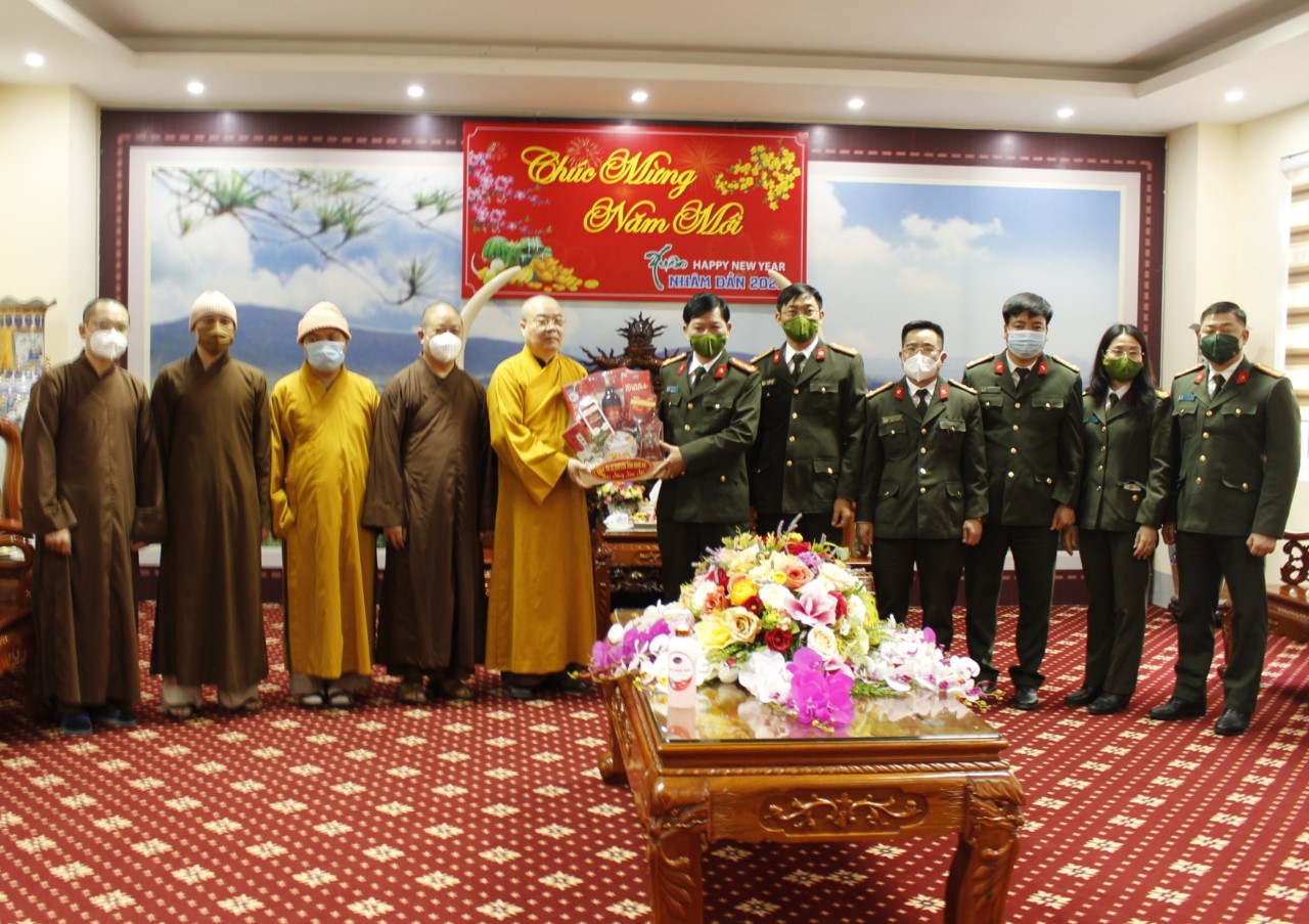 Hòa thượng Thích Thanh Nhiễu, Phó Chủ tịch Thường trực Hội đồng Trị sự Giáo hội Phật giáo Việt Nam, Trưởng Ban trị sự Giáo hội Phật giáo Việt Nam tỉnh Nghệ An tặng quà, chúc Tết Công an tỉnh Nghệ An