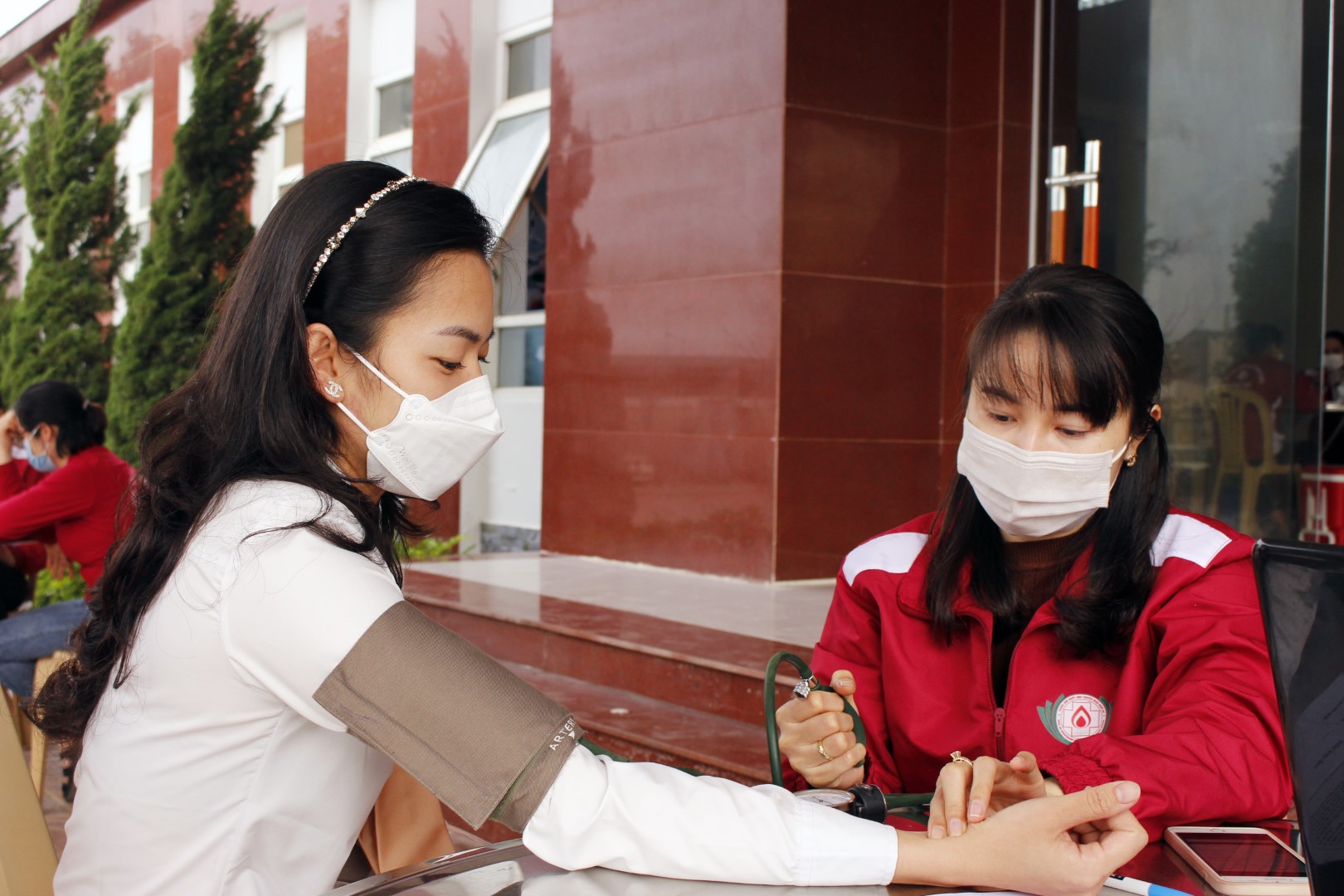 Đo huyết áp một nữ cán bộ trước khi hiến máu