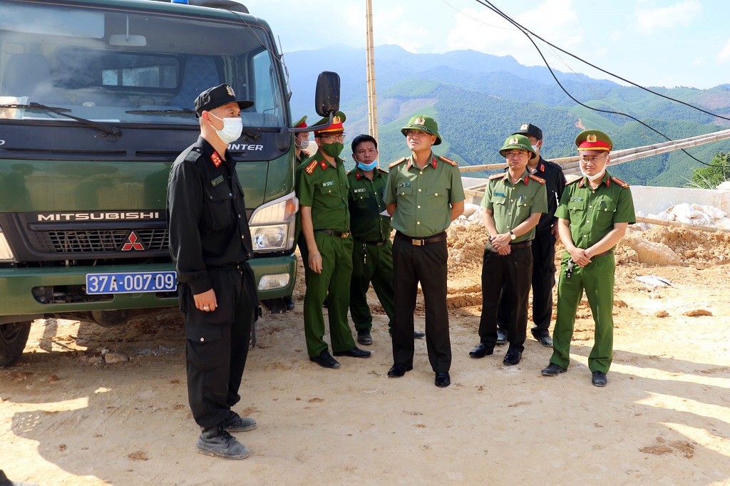Đồng chí Thiếu tướng Phạm Thế Tùng, Ủy viên Ban Thường vụ Tỉnh ủy, Giám đốc Công an tỉnh trực tiếp chỉ đạo tại hiện trường vụ án “Vi phạm quy định về nghiên cứu, thăm dò, khai thác tài nguyên”