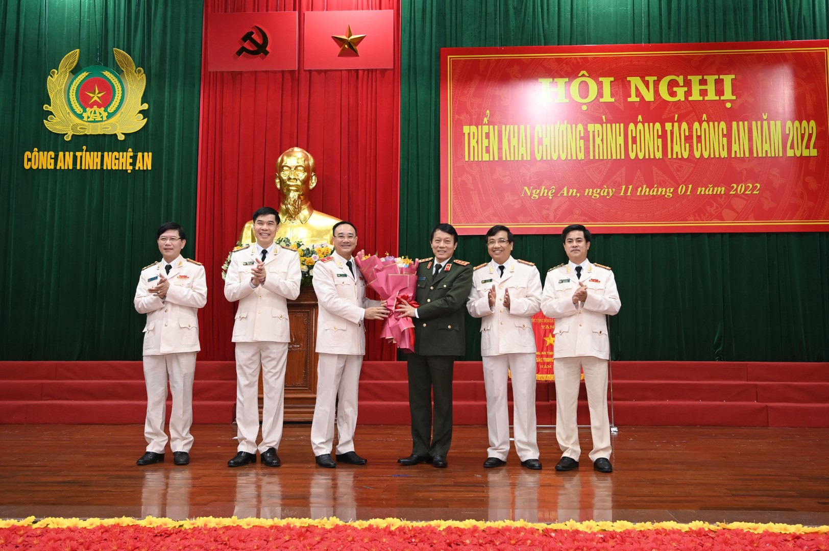 Lãnh đạo Công an tỉnh Nghệ An tặng hoa chúc mừng đồng chí  Thứ trưởng Lương Tam Quang được thăng cấp bậc hàm Thượng tướng.