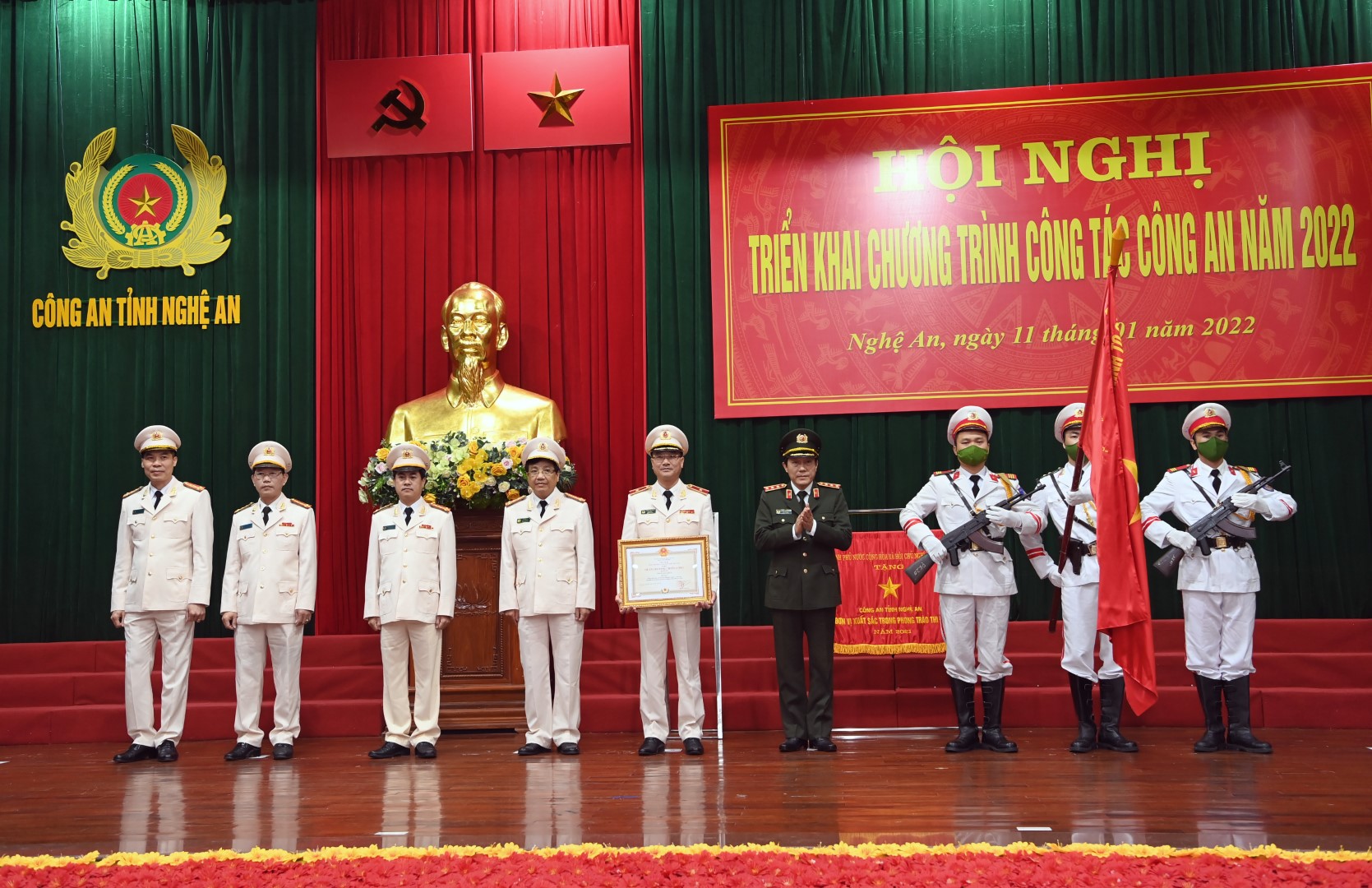 Đồng chí Thượng tướng Lương Tam Quang, Thứ trưởng Bộ Công an gắn Huân chương Chiến công hạng Ba lên lá cờ truyền thống và trao phần thưởng cao quý cho Công an tỉnh Nghệ An