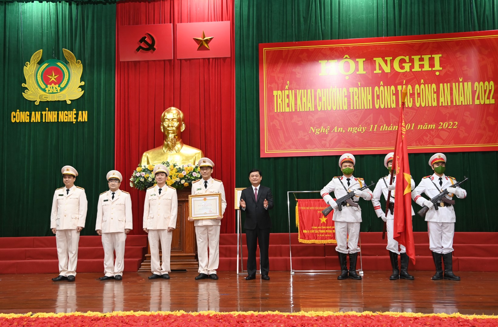 Đồng chí Thái Thanh Quý, Uỷ viên Ban Chấp hành Trung ương Đảng, Bí thư Tỉnh uỷ, Chủ tịch HĐND tỉnh gắn Huân chương Chiến công hạng Nhì lên lá cờ truyền thống và trao phần thưởng cao quý cho Phòng an ninh đối nội - Công an tỉnh Nghệ An.&nbsp;