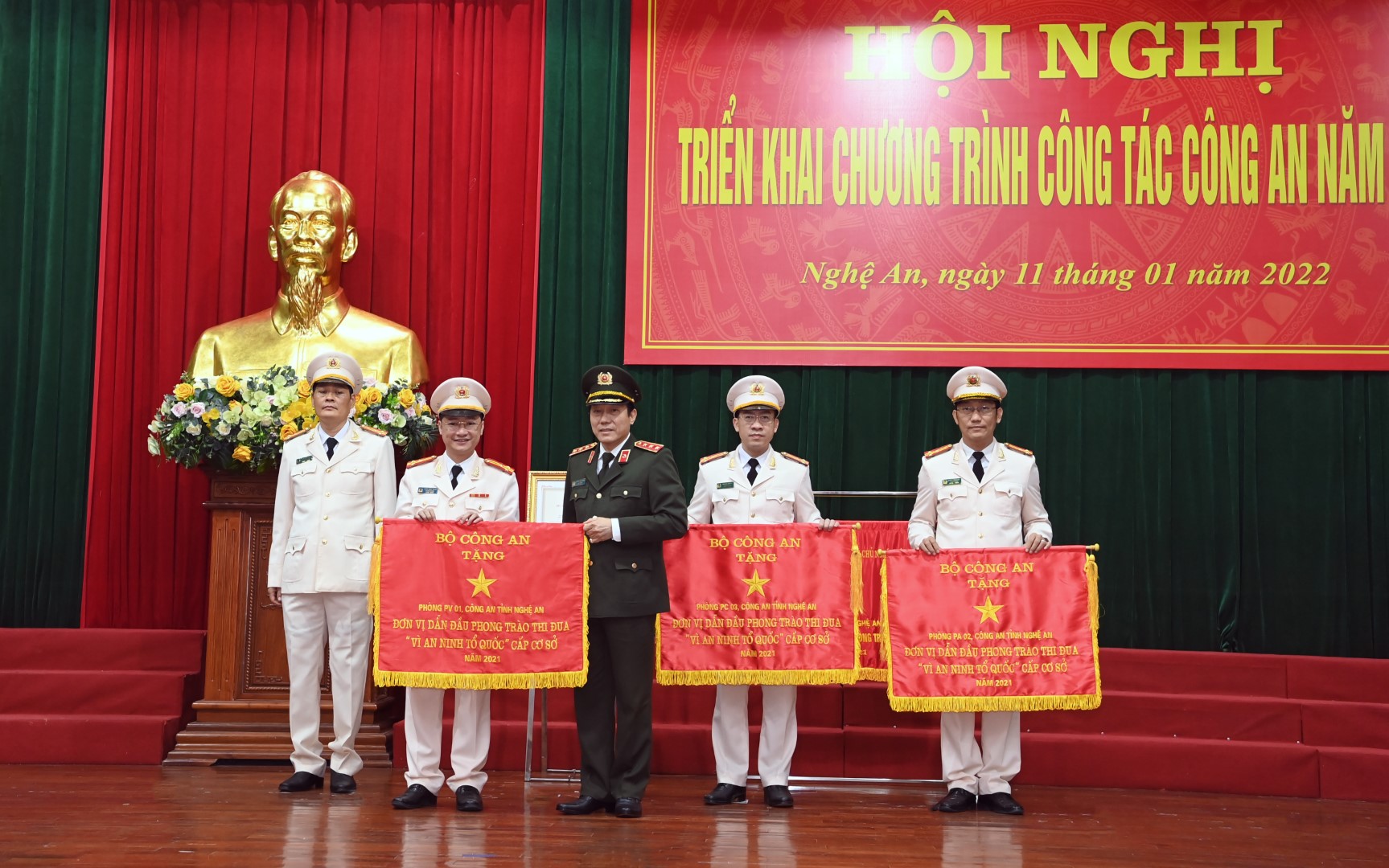 Thượng tá Lương Tam Quang trao Cờ thi đua của Bộ Công an cho đại diện Phòng Tham mưu Công an tỉnh Nghệ An  - Thượng tá Trần Ngọc Tuấn.