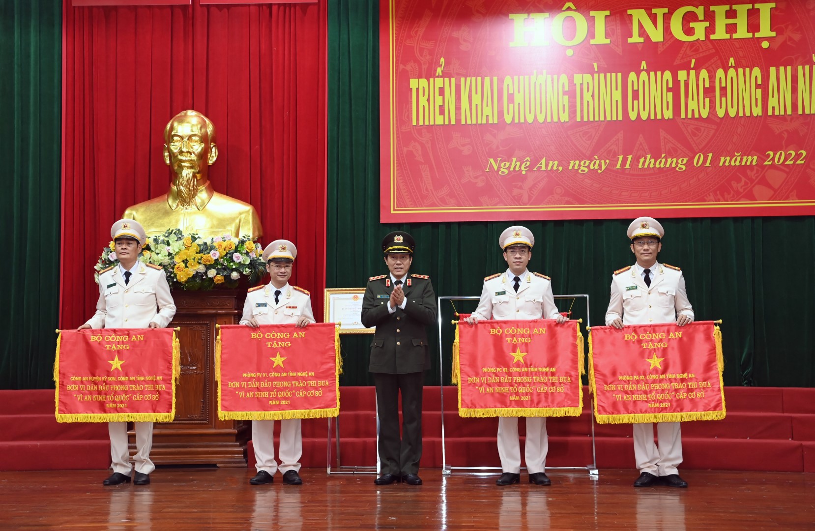 Trao Cờ thi đua của Bộ Công an