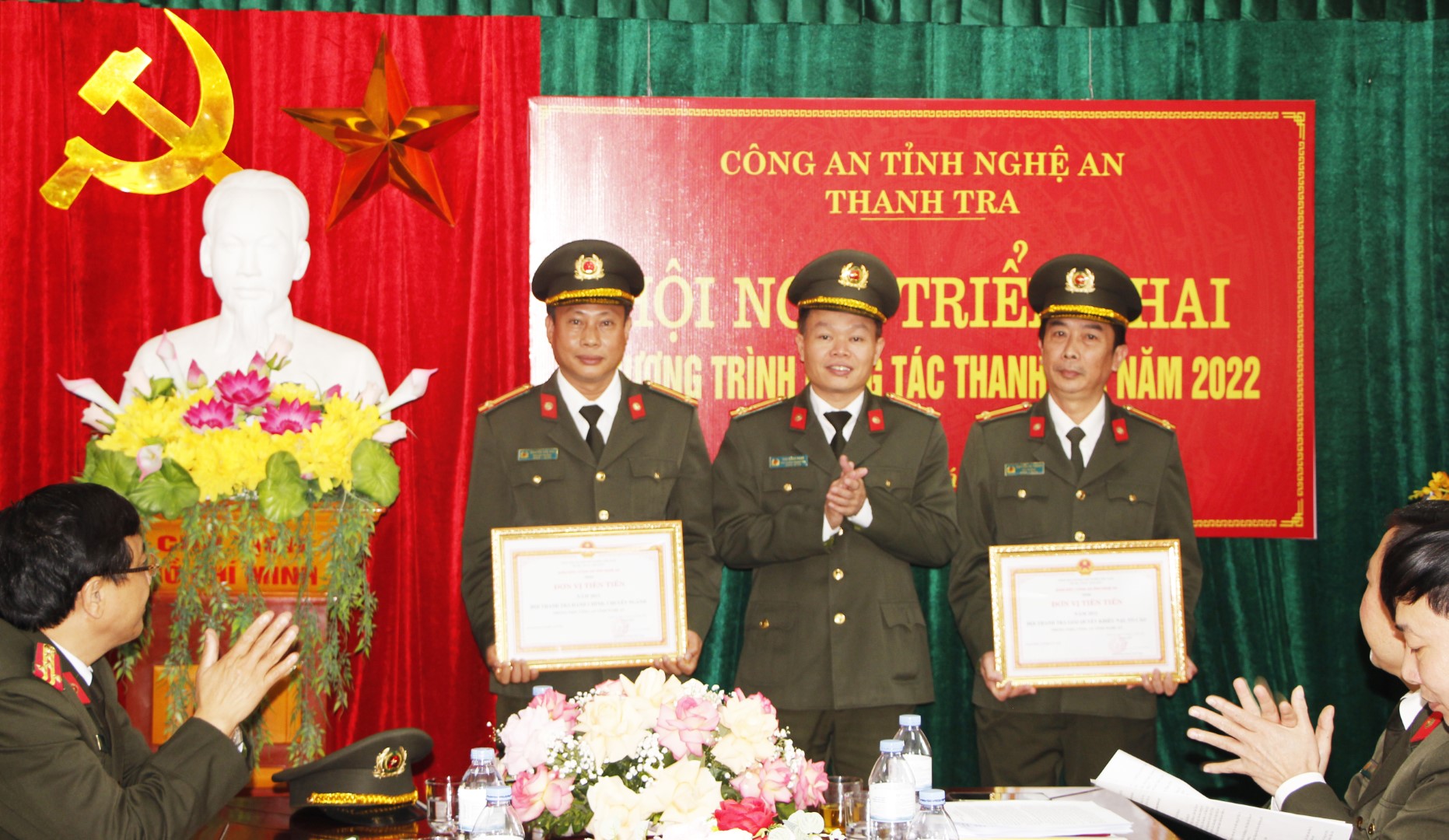 Trao danh hiệu “Đơn vị tiên tiến” năm 2021 cho 2 tập thể thuộc Phòng Thanh tra.