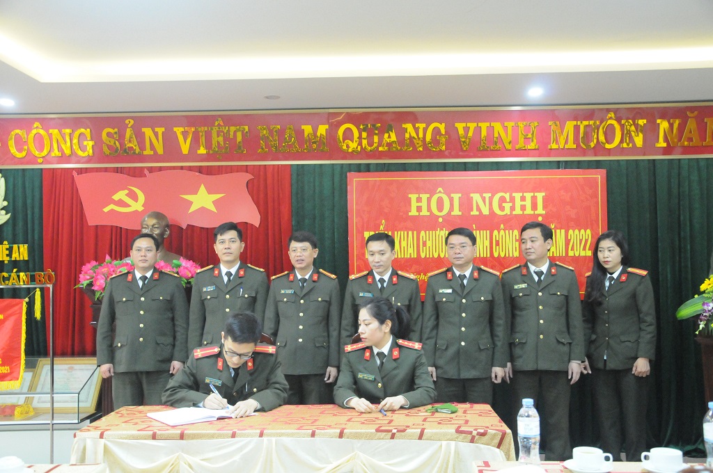 Các đội công tác ký cam kết thi đua