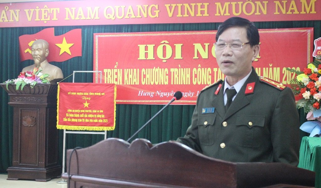 Đồng chí Đại tá Lê Văn Thái - Phó Giám đốc Công an tỉnh phát biểu tại Hội nghị