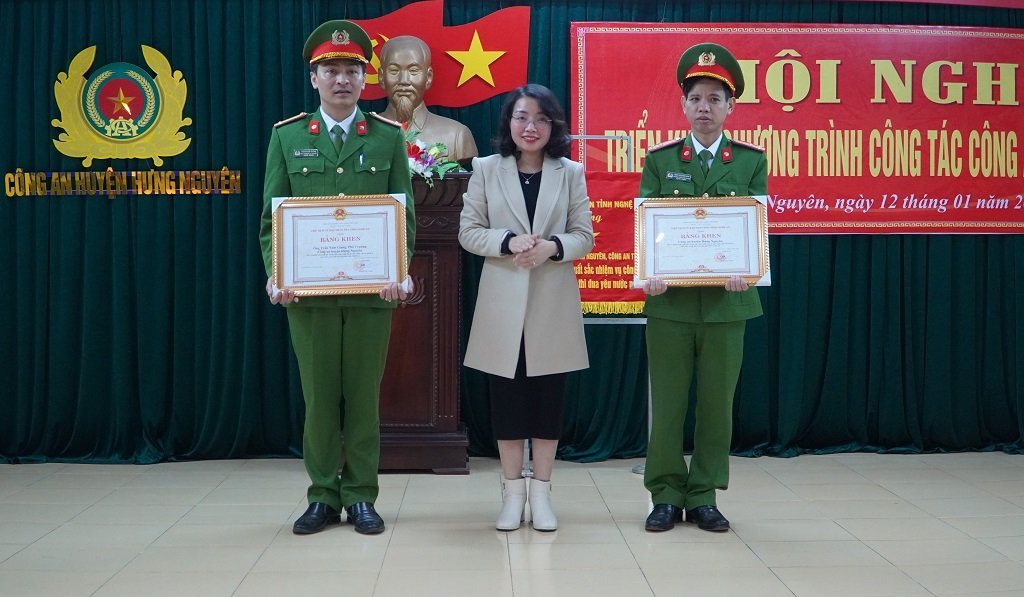 Thừa ủy quyền của Chủ tịch UBND tỉnh, đồng chí Nguyễn Thị Thơm, Bí thư Huyện ủy Hưng Nguyên trao Bằng khen của Chủ tịch UBND tỉnh cho cá nhân và tập thể có thành tích trong việc thực hiện Dự án sản xuất, cấp và quản lý căn cước công dân