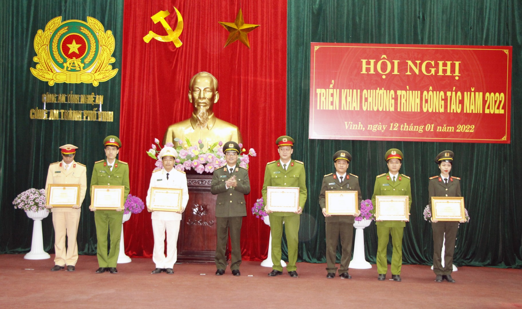 Thừa uỷ quyền, đồng chí Thiếu tướng Phạm Thế Tùng trao Bằng khen của Bộ trưởng Bộ Công an cho Công an thành phố Vinh và các cá nhân có thành tích xuất sắc
