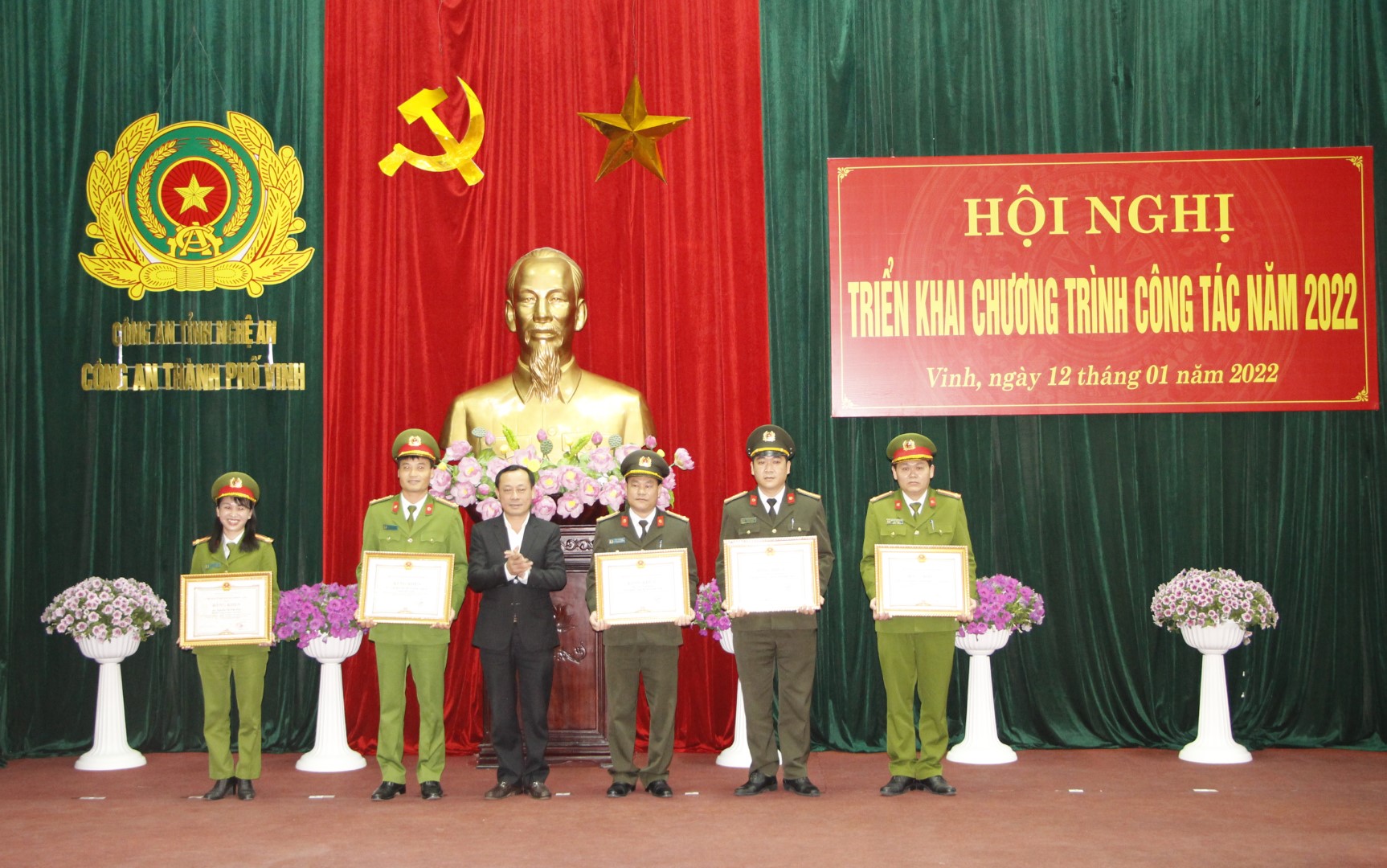 Thừa uỷ quyền, đồng chí Phan Đức Đồng, Uỷ viên Ban Thường vụ Tỉnh uỷ, Bí thư Thành uỷ thành phố Vinh trao Bằng khen của Chủ tịch UBND tỉnh Nghệ An cho Đội Quản lý hành chính và các cá nhân xuất sắc