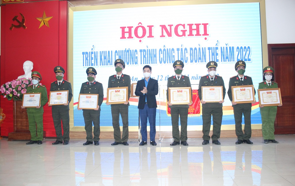 Trao Bằng khen của Trung ương Đoàn, Trung ương Hội, Tỉnh đoàn, Tỉnh hội cho các tập thể, cá nhân có thành tích xuất sắc trong công tác Đoàn và công tác Hội năm 2021