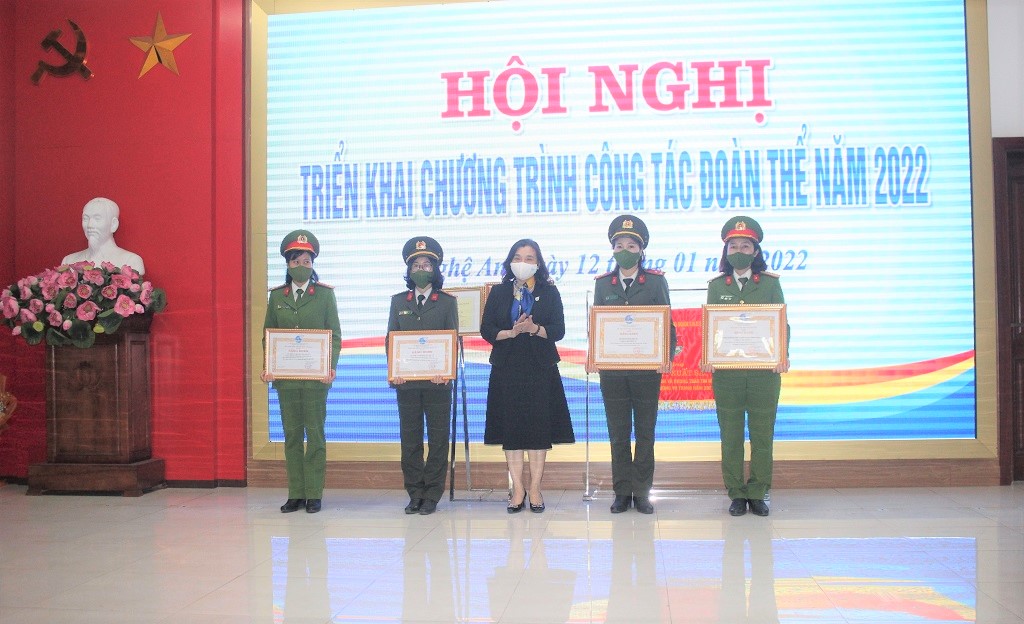 Thừa ủy quyền, đồng chí Lê Thị Hương Giang, Phó Chủ tịch Hội Liên hiệp Phụ nữ tỉnh trao tặng Bằng khen của Trung ương Hội LHPN Việt Nam và Ban thường vụ Hội LHPN tỉnh cho các tập thể