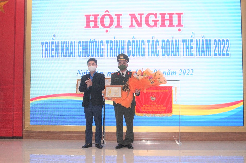 Đồng chí Lê Văn Lương, Bí thư Tỉnh đoàn trao tặng Kỷ niệm chương vì thế hệ trẻ cho Thiếu tá Lê Bá Nhân, nguyên Phó Bí thư Đoàn Thanh niên Công an tỉnh
