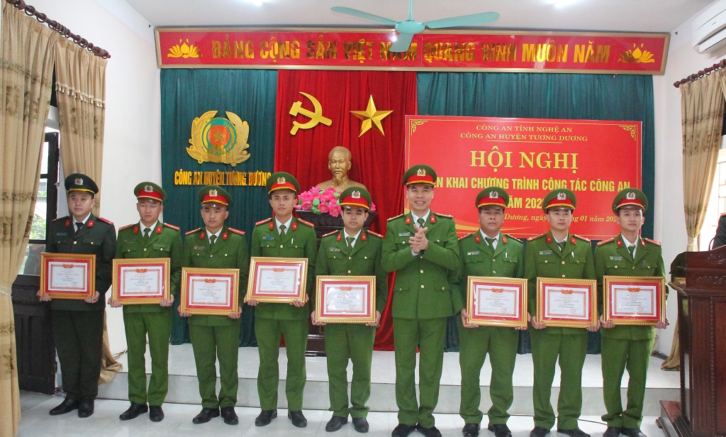 Đồng chí Đại tá Cao Minh Huyền, Phó Giám đốc Công an tỉnh trao danh hiệu tập thể quyết thắng và Chiến sĩ thi đua cơ sở cho các cá nhân