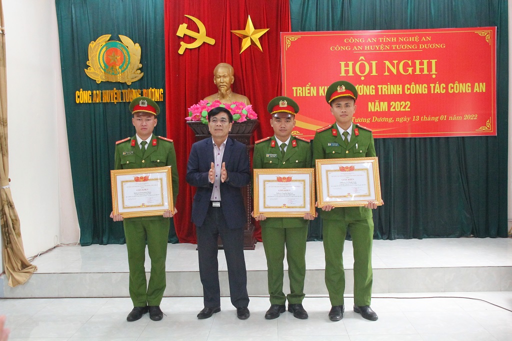 Chủ tịch UBND huyện Tương Dương tặng Giấy khen cho cá nhân có thành tích xuất sắc trong phong trào thi đua vi an ninh tổ quốc 2021