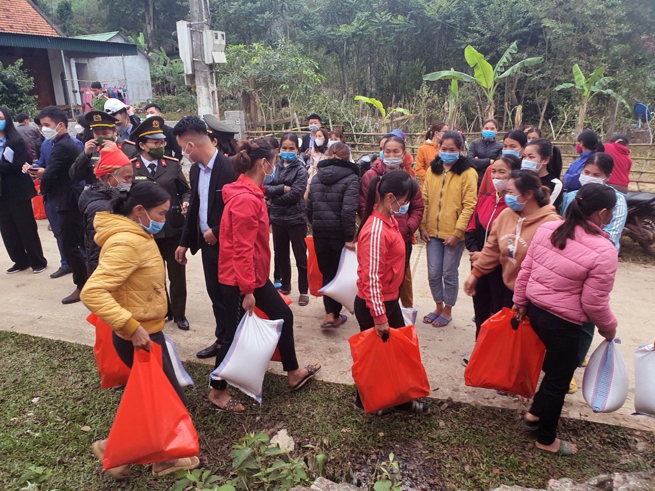 Người nghèo xã Châu Na mang 
