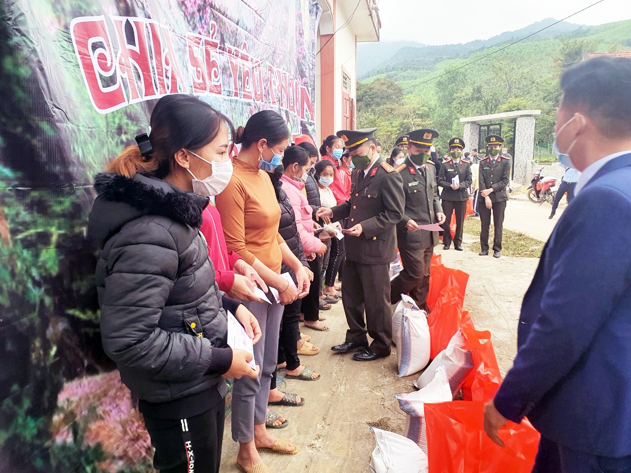 Chia sẻ yêu thương