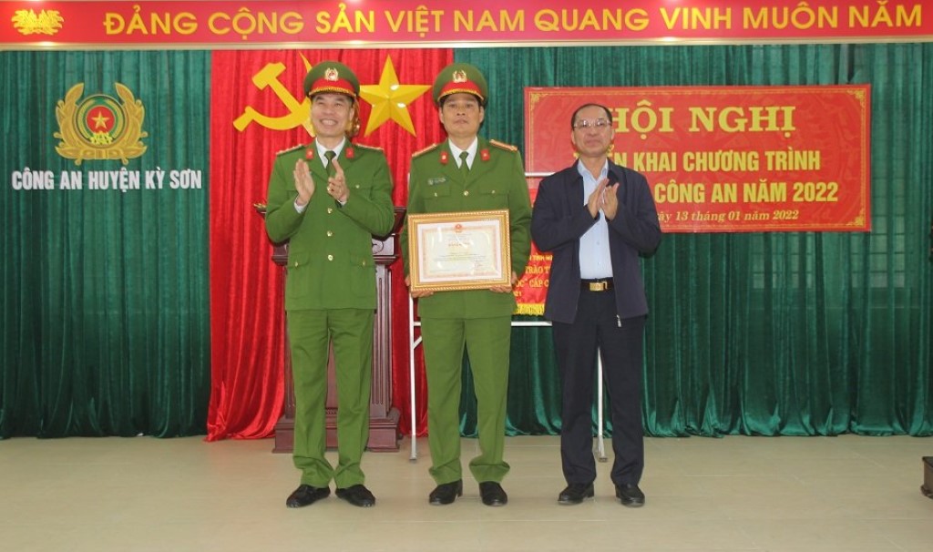 Đồng chí Đại tá Cao Minh Huyền - Phó Giám đốc Công an tỉnh trao Bằng khen của Bộ trưởng Bộ Công an cho đồng chí Thượng tá Tô Văn Hậu - Trưởng Công an huyện Kỳ Sơn