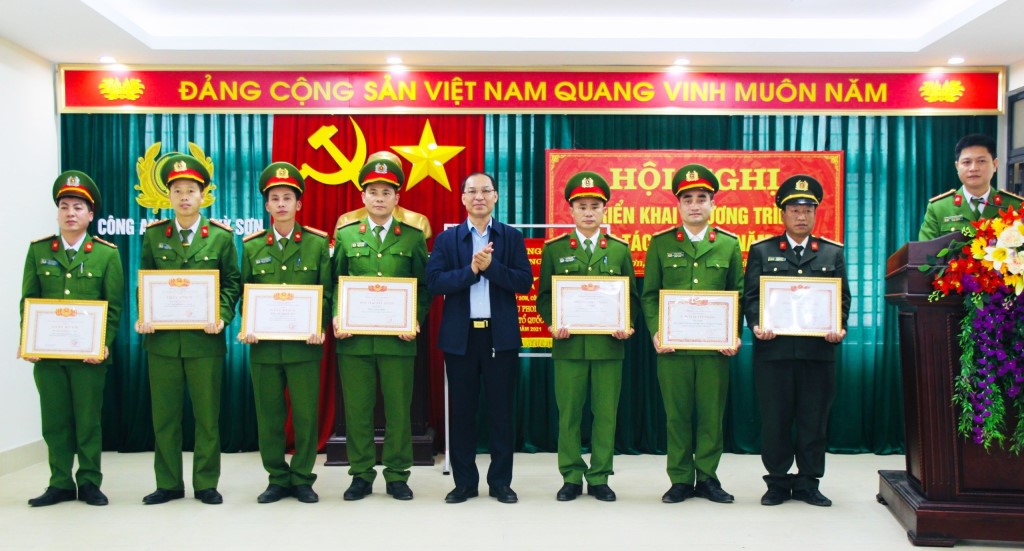 Đồng chí Vi Hòe - Bí thư Huyện uỷ Kỳ Sơn tặng Giấy khen cho các tập thể, cá nhân có thành tích xuất sắc trong phong trào thi đua “Vì an ninh Tổ quốc” năm 2021