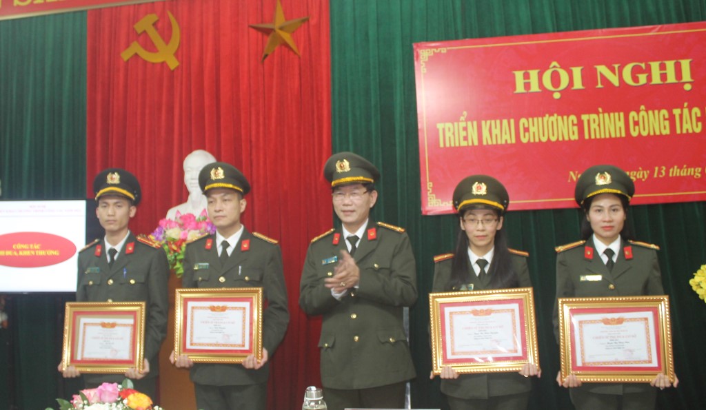 Dịp này có 04 cá nhân được tặng danh hiệu “Chiến sỹ thi đua cơ sở”