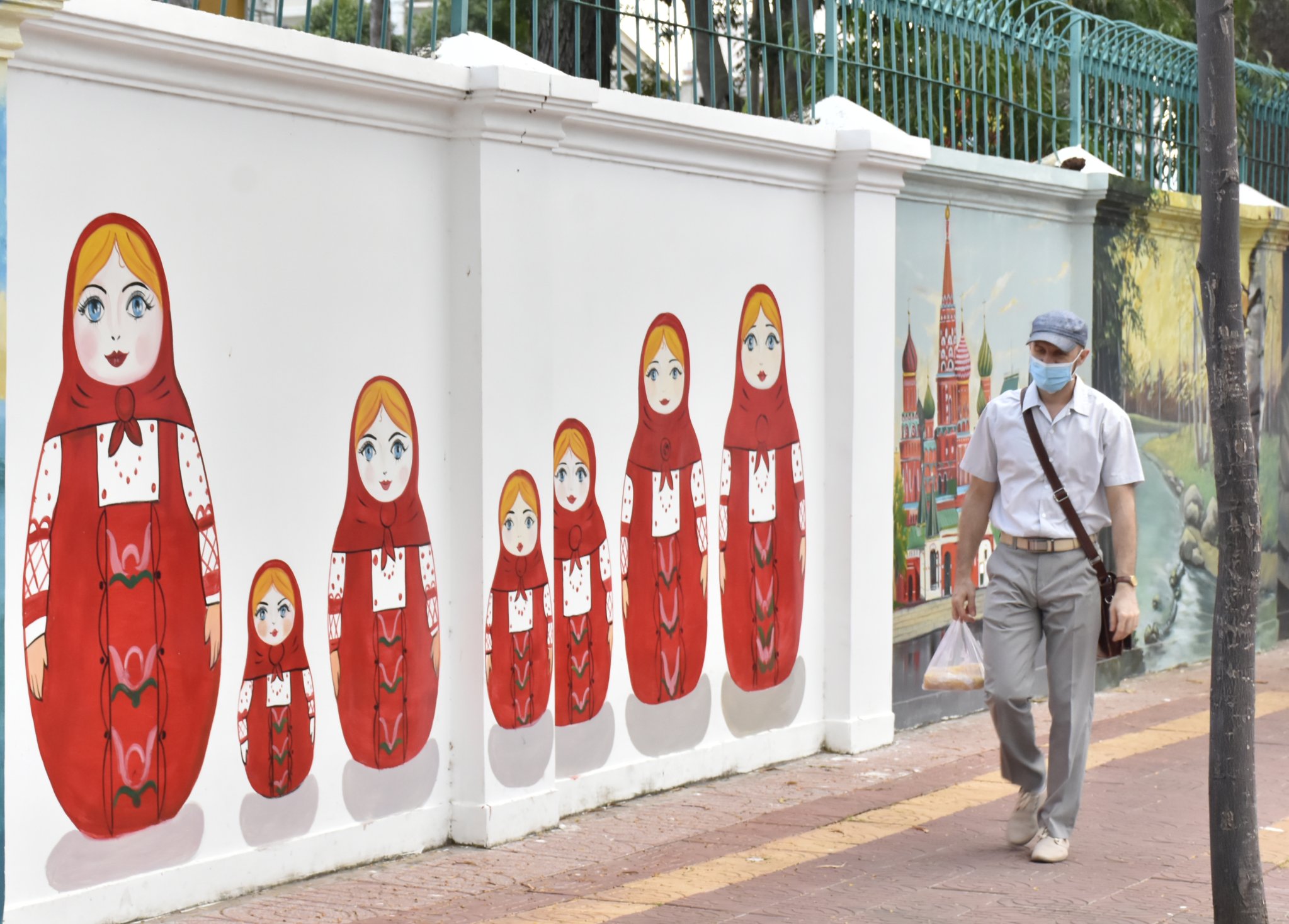 Đường tranh cũng thể hiện tình hữu nghị, hợp tác giữa Việt Nam - Liên bang Nga qua những hình ảnh biểu tượng như búp bê Nga, quảng trường đỏ, gấu Nga. 