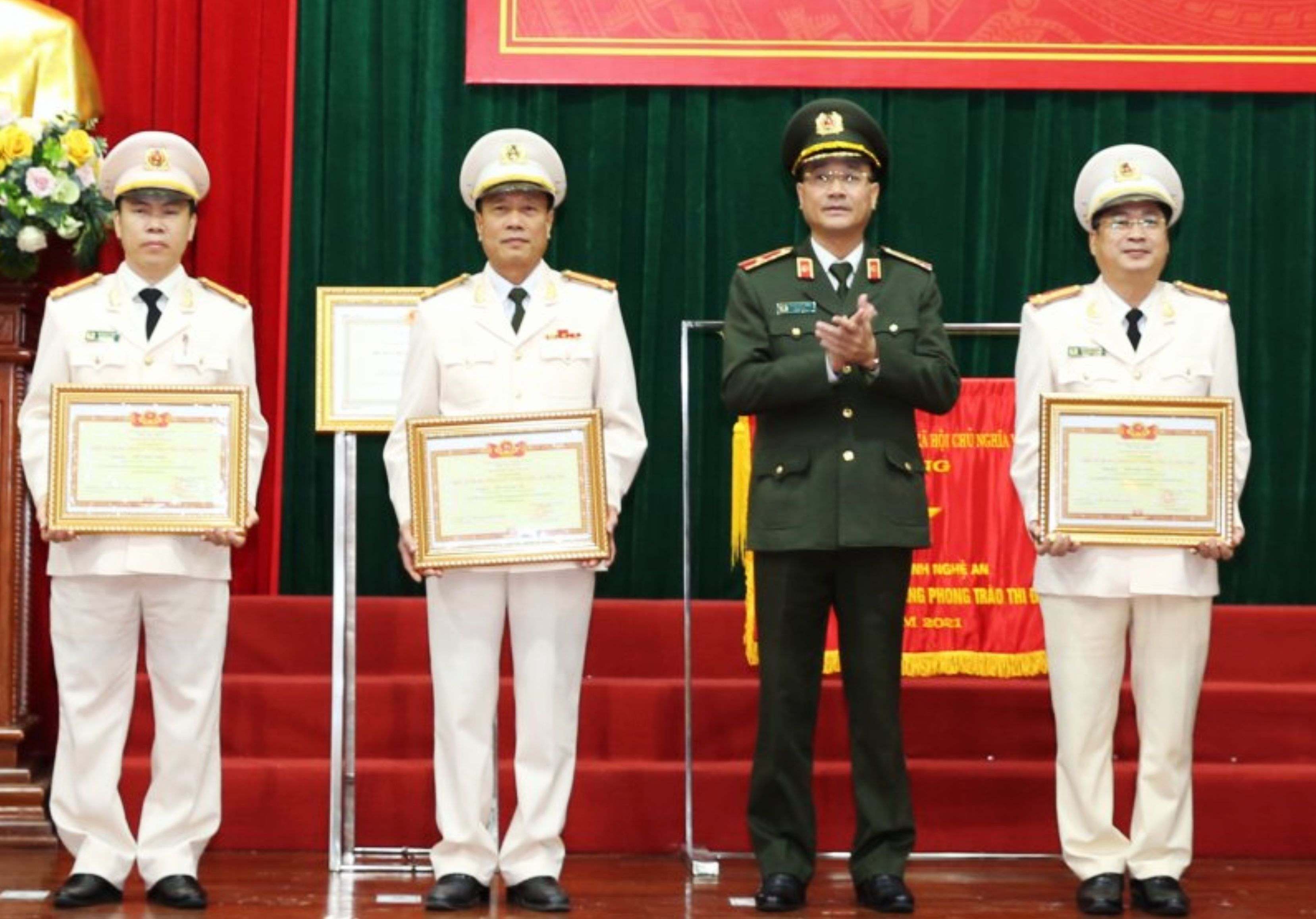 Đồng chí Thiếu tướng Phạm Thế Tùng - Giám đốc Công an tỉnh Nghệ An trao danh hiệu “Chiến sĩ thi đua toàn lực lượng Công an nhân dân” cho đồng chí Thượng tá Trần Phúc Thịnh - Trưởng phòng Phòng Cảnh sát PCTP về môi trường (thứ 2 từ trái sang), tại Hội nghị triển khai chương trình công tác năm 2022 của Công an tỉnh Nghệ An