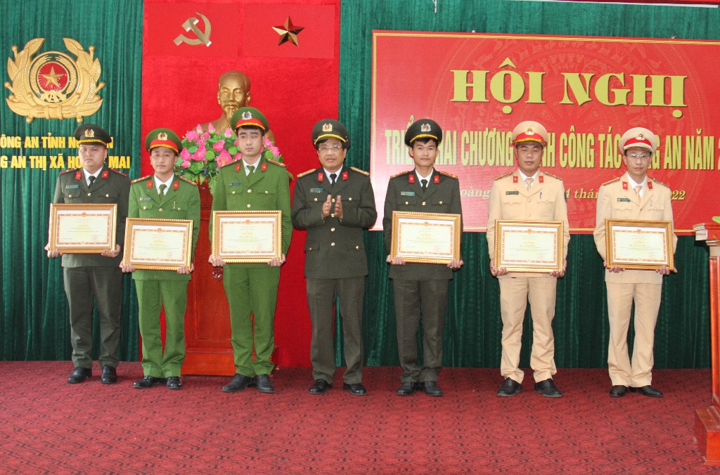 Thừa uỷ quyền, đồng chí Đại tá Hồ Văn Tứ, Phó Giám đốc Công an tỉnh trao Bằng khen của Bộ trưởng Bộ Công an cho các cá nhân có thành tích xuất sắc