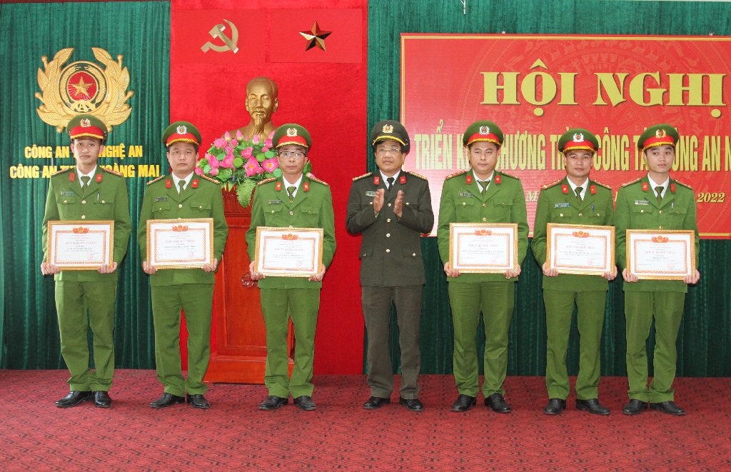 Trao tặng các danh hiệu 