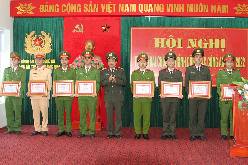 Trao danh hiệu “Chiến sỹ thi đua cơ sở” cho các cá nhân