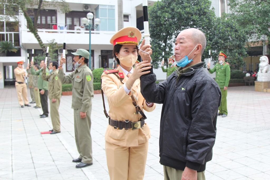 Lực lượng Cảnh sát giao thông hướng dẫn thực hành