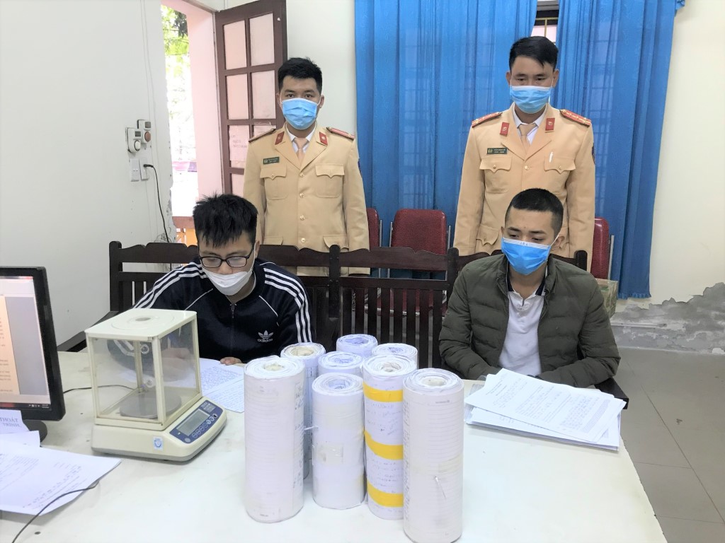 Nguyễn Quang Huy (trái), Nguyễn Ngọc Hải Đăng cùng tang vật tại trụ sở Công an