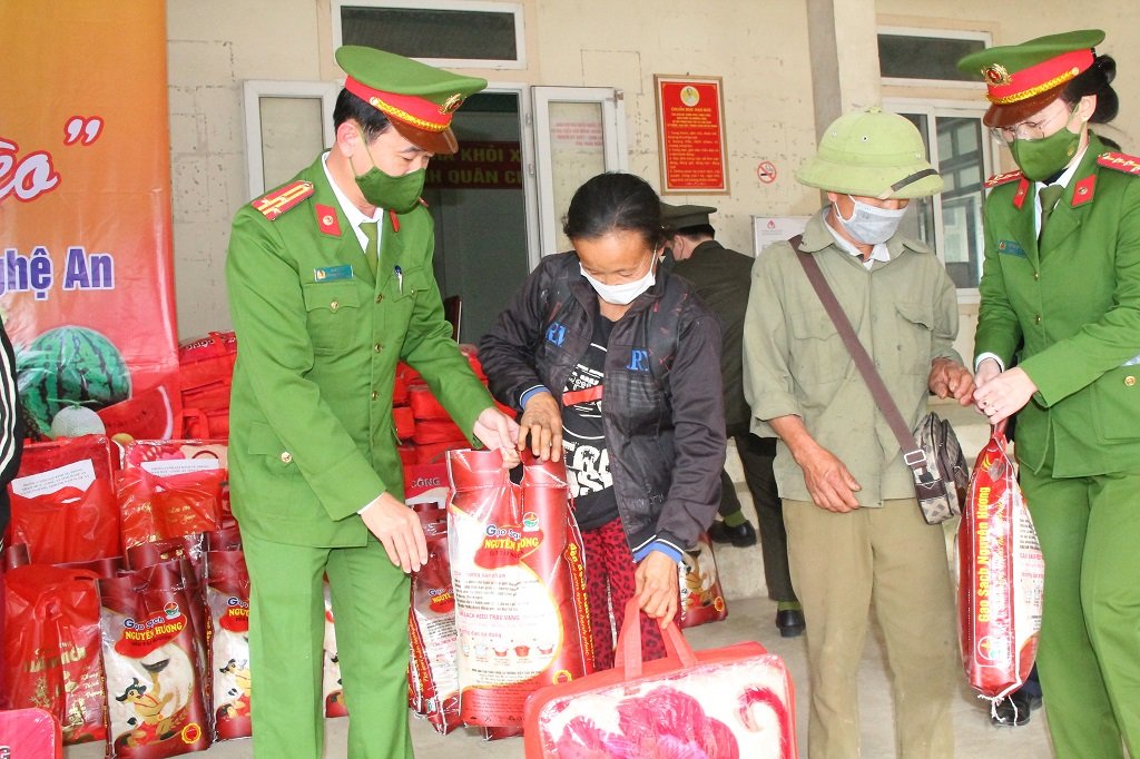 Thượng tá Ngô Sỹ Hà, Phó Trưởng phòng Cảnh sát kinh tế (trái) đồng hành cùng chương trình