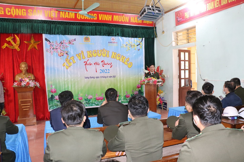 Toàn cảnh buổi trao quà