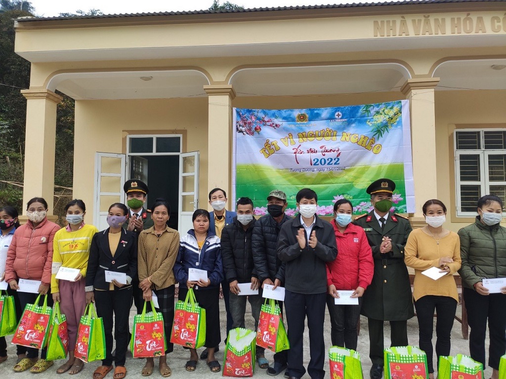 Trao quà Tết cho các hộ nghèo xã Yên Na, huyện Tương Dương